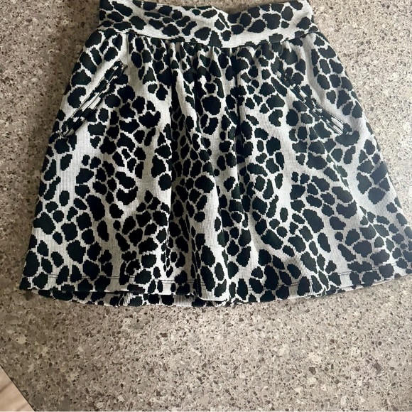 Animal Print Pleated High-Waisted Mini Skirt - Size 1 ⭐🐆 - Picture 3 of 9